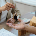 O contrato de gaveta é utilizado em algumas negociações de imóveis, mas pode trazer riscos importantes para comprador e vendedor. Entenda o que é e o que analisar antes de assinar.