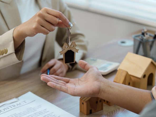 O contrato de gaveta é utilizado em algumas negociações de imóveis, mas pode trazer riscos importantes para comprador e vendedor. Entenda o que é e o que analisar antes de assinar.