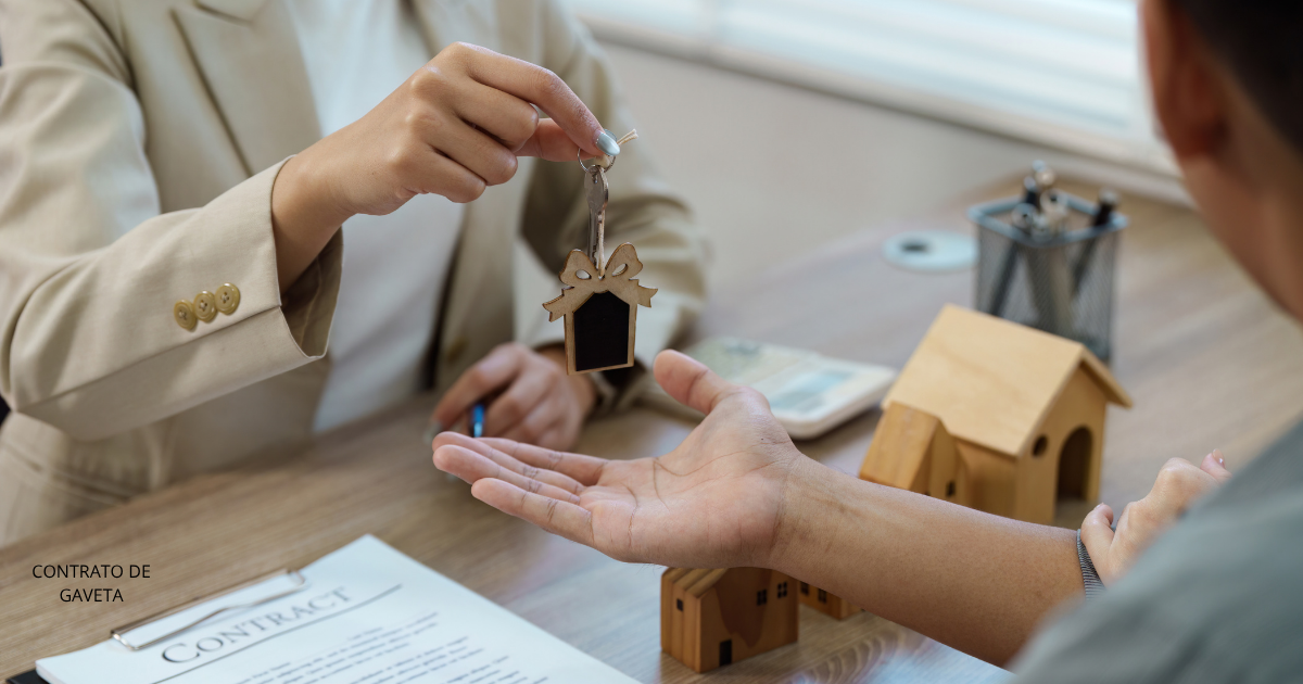 O contrato de gaveta é utilizado em algumas negociações de imóveis, mas pode trazer riscos importantes para comprador e vendedor. Entenda o que é e o que analisar antes de assinar.
